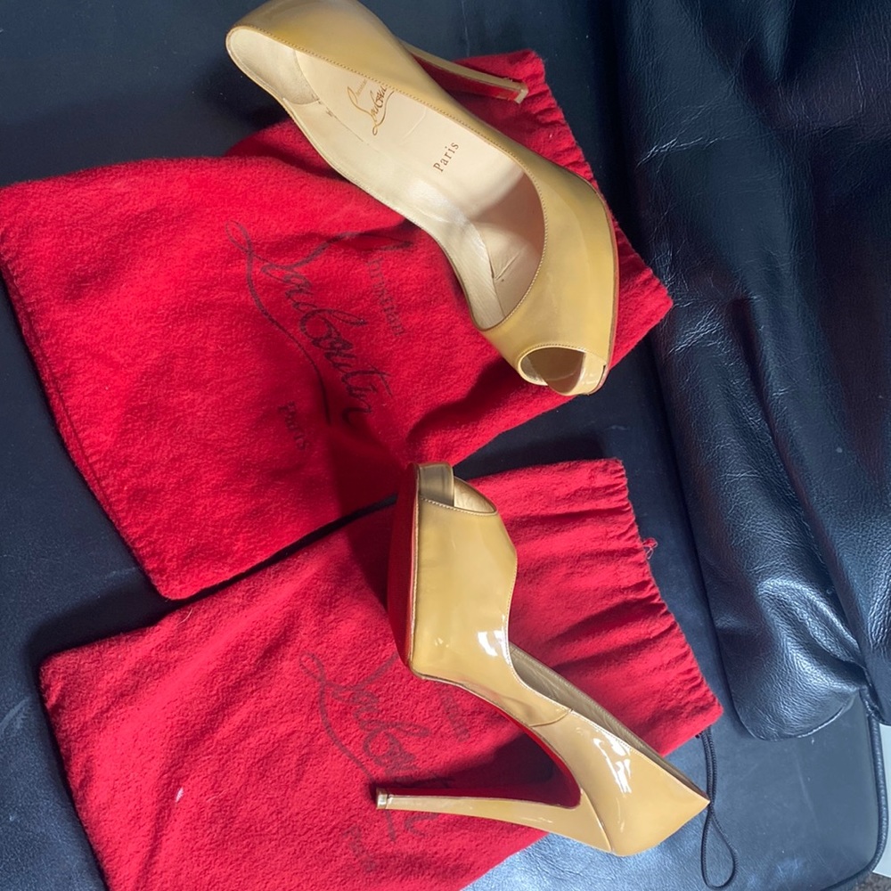 Authentic CHRISTIAN LOUBOUTIN
Very Prive 120 Patent Leather Pumps
Size: 10 - Picture 3 of 7
